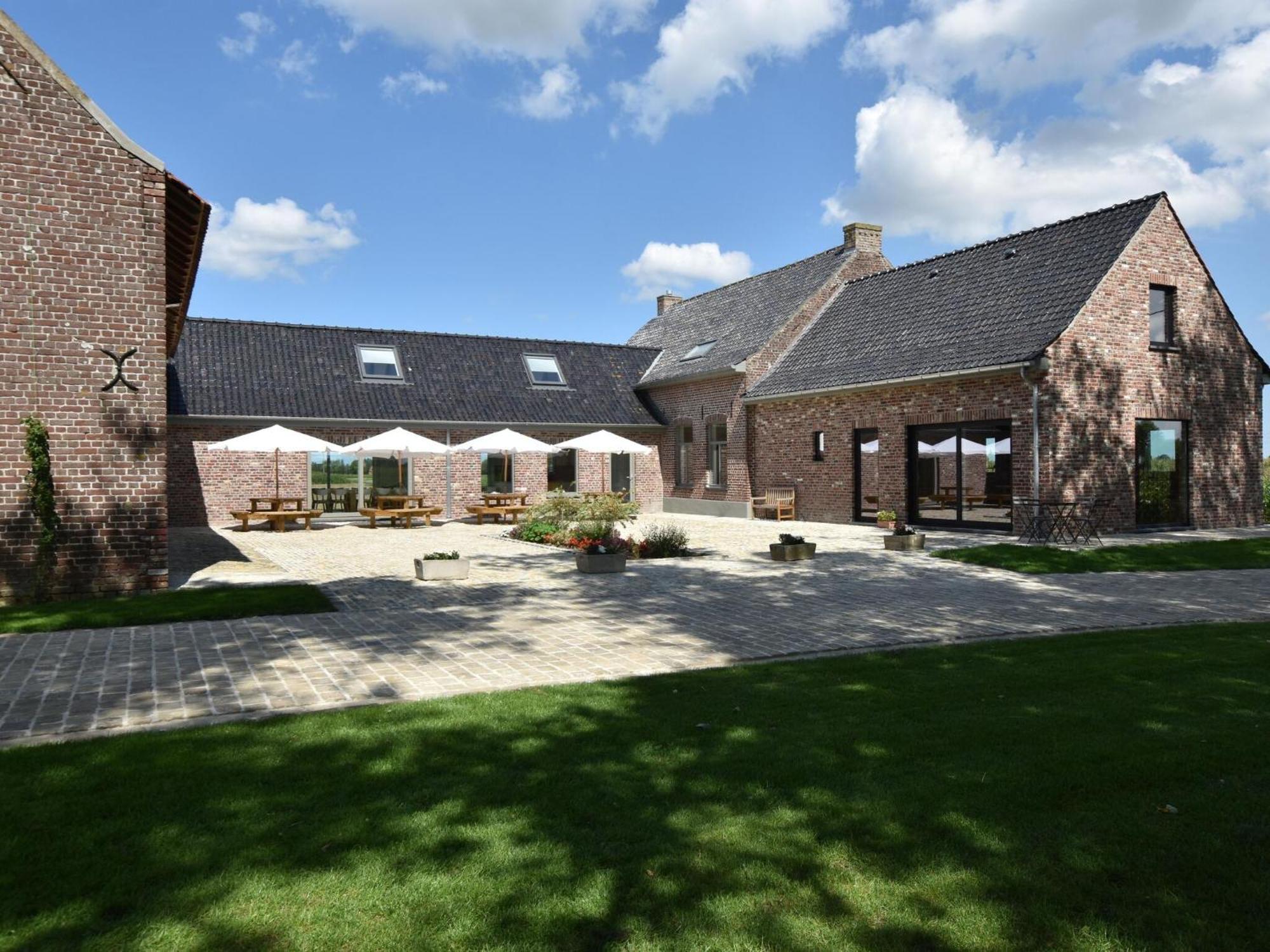 Spacious Holiday Home With Pond In Poperinge Roesbrugge-Haringe Bagian luar foto